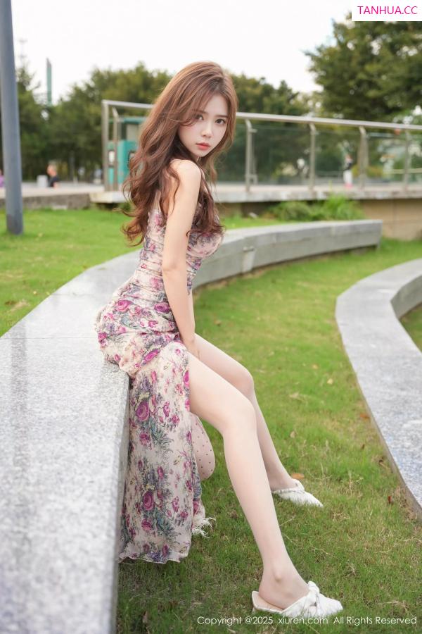   [XiuRen]高清写真图 2025.04.09 No.10128 拍黄瓜girl 碎花连衣短第34张图片